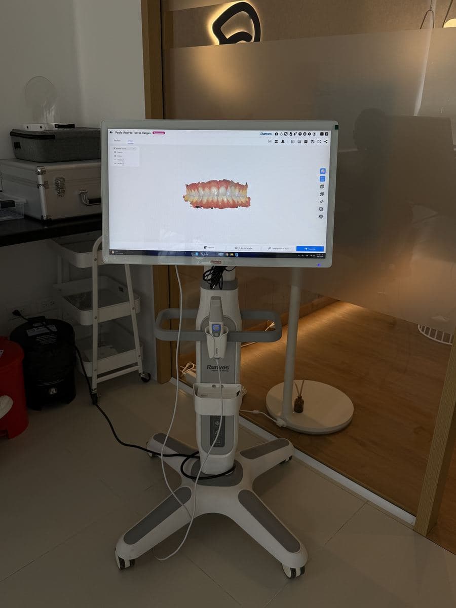 Escáner digital con modelo 3D en pantalla