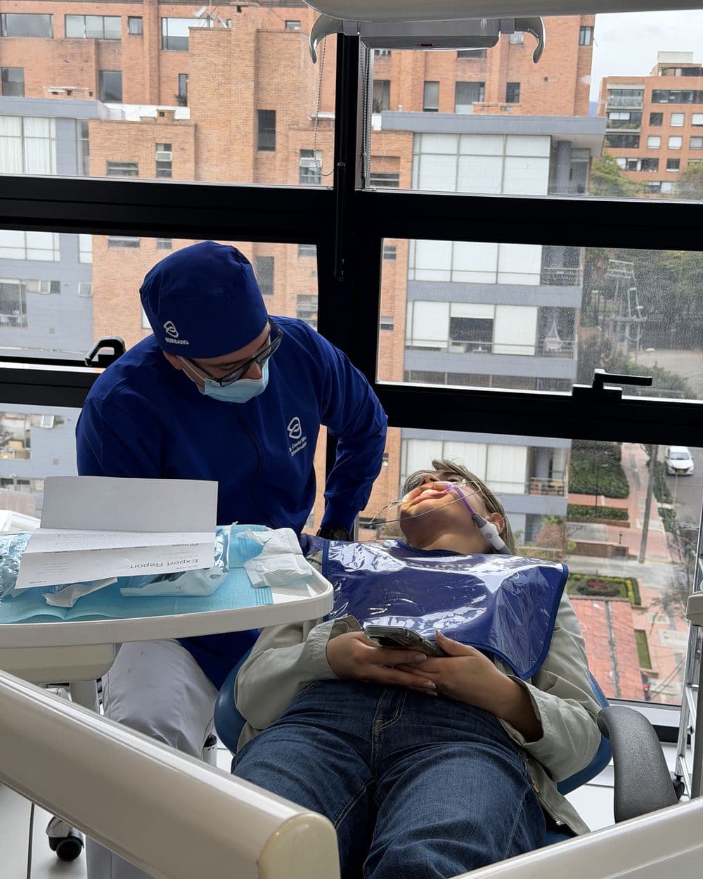 El equipo trabajando con un paciente